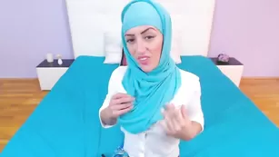 Арабская шлюшка Latiffamuslim позирует в одежде