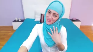 Арабская шлюшка Latiffamuslim позирует в одежде