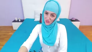 Арабская шлюшка Latiffamuslim позирует в одежде