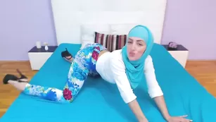 Арабская шлюшка Latiffamuslim позирует в одежде