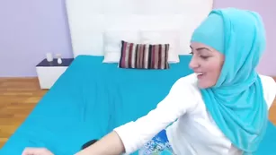 Арабская шлюшка Latiffamuslim позирует в одежде