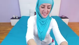 Арабская шлюшка Latiffamuslim позирует в одежде