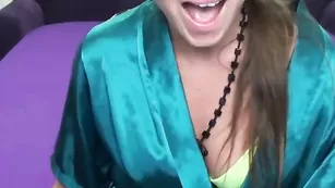 Роскошная пассия Foxyvivianx дрочит пизду через трусики