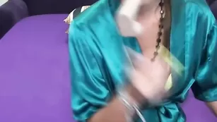 Роскошная пассия Foxyvivianx дрочит пизду через трусики