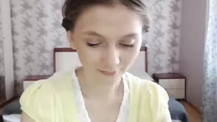 Худенькая красотка Foxheaven мастурбирует бритую пизду