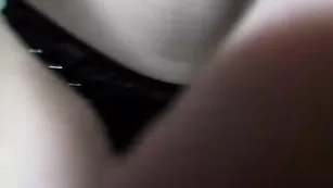 Симпатичная телка Marishaarimova трахает пизду фаллосом