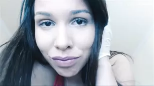 Пышногрудая путана Bellabrookz эротично раздевается