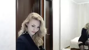 Милая блонда milivanilli эротично позирует в чулках