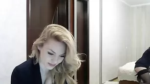 Милая блонда milivanilli эротично позирует в чулках