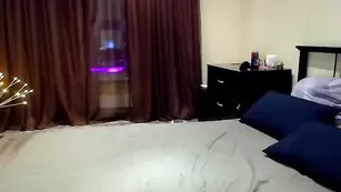 Пикантная курва Adelisssx трахает пизду страпоном