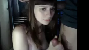 Сексуальная кобыла desusenpai отсасывает член хахалю