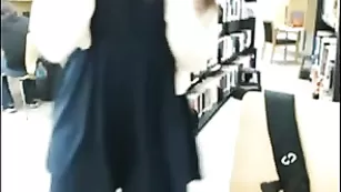 Стройная брюнеточка stephkegels показывает пизду в офисе