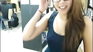 Стройная брюнеточка stephkegels показывает пизду в офисе