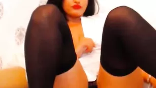 Сладкая штучка Tweettyy трахает пизду фаллосом