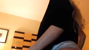 Сексапильная малышка SexySabotage возбуждает большими сиськами