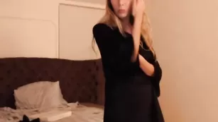 Сексапильная малышка SexySabotage возбуждает большими сиськами