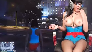 Симпатичная брюнетка Livecleo ласкает большие сиськи