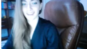 Шальная потаскушка Valery_21 облизывает свои пальчики