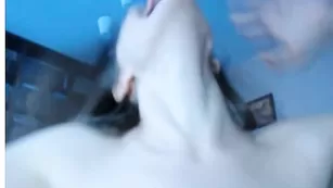 Шальная потаскушка Valery_21 облизывает свои пальчики