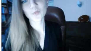 Шальная потаскушка Valery_21 облизывает свои пальчики