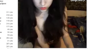 Стройная брюнеточка с маленькими сиськами позирует голенькая