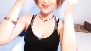 Строптивая сука Aymeefuller занимается смачной дрочкой