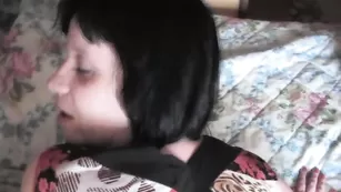 Нежная брюнеточка отсасывает пенис и страстно ебется