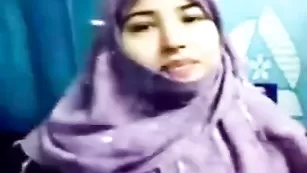 Обаятельная шалава ZeiraMuslim отсасывает хер