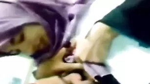 Обаятельная шалава ZeiraMuslim отсасывает хер