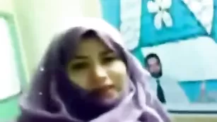 Обаятельная шалава ZeiraMuslim отсасывает хер
