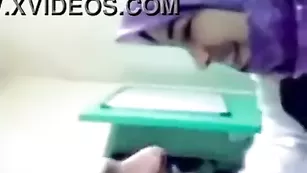 Обаятельная шалава ZeiraMuslim отсасывает хер