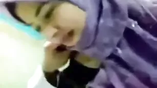 Обаятельная шалава ZeiraMuslim отсасывает хер