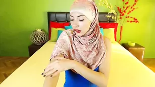 Милая мусульманка общается во фри с поклонниками