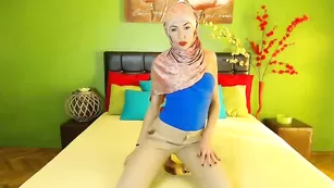 Милая мусульманка общается во фри с поклонниками