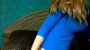 Светловолосая курва malinka позирует в чулочках