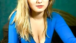 Светловолосая курва malinka позирует в чулочках