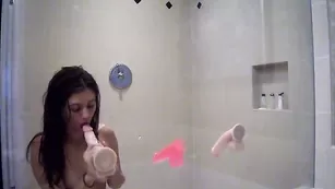 Знойная брюнетка GinnyPotter мастурбирует фаллосом