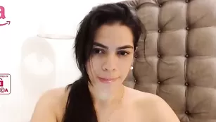 Сексапильная брюнетка Karla_wand демонстрирует маленькие сиськи