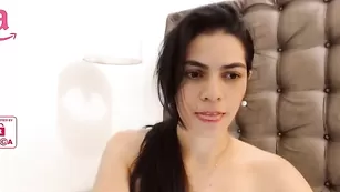 Сексапильная брюнетка Karla_wand демонстрирует маленькие сиськи