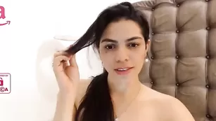 Сексапильная брюнетка Karla_wand демонстрирует маленькие сиськи