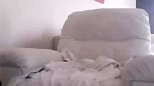 Милая телочка дрочит пизду и сквиртит