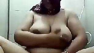 Арабская шалава ласкает пизду и обвисшие сиськи