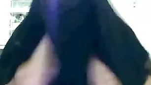 Грудастая арабская дамочка эротично ласкает сосочки