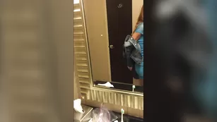 Рыжая красавица JennyBlighe отсасывает парню член