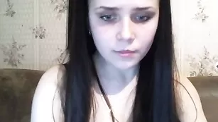 Неопытная малышка эротично раздевается на камеру