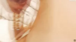 Шальная стерва WebcamSlut дрочит пизду со сквиртом