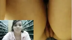 Замечательная сучка мастурбирует пизду в библиотеке