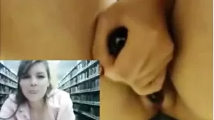 Замечательная сучка мастурбирует пизду в библиотеке