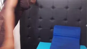 averyxhot шоколадная красотка показывает орешек