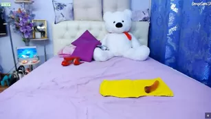 Татуированная куколка HottieBritney смачно дрочит анал